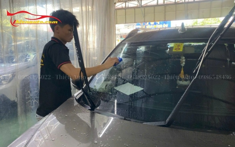 Kỹ thuật viên tay nghề lâu năm thực hiện tẩy ố kính lái VinFast Nerio Green chuyên nghiệp