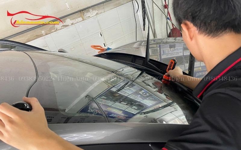 Tẩy ố kính lái VinFast Nerio Green được thực hiện bằng dung dịch chuyên dụng