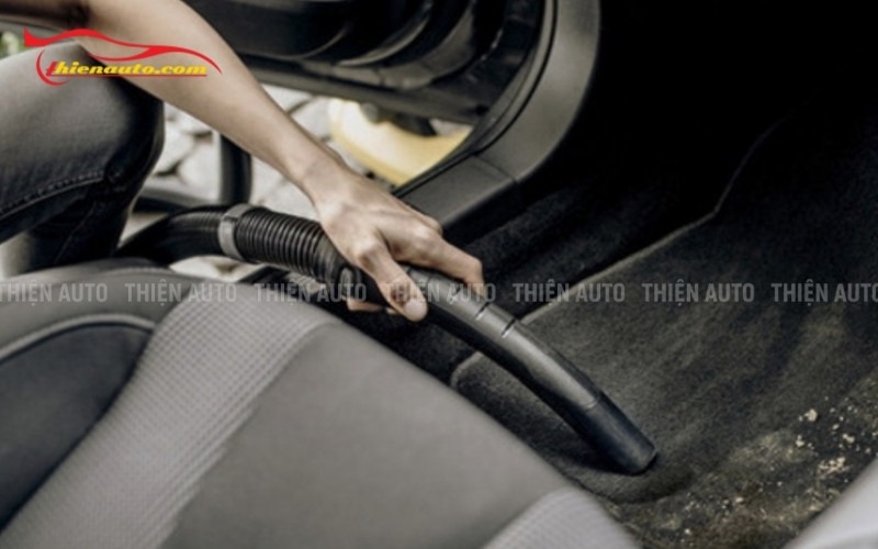 Vệ sinh sàn nỉ ô tô định kì giúp bảo vệ sức khỏe người ngồi trong xe