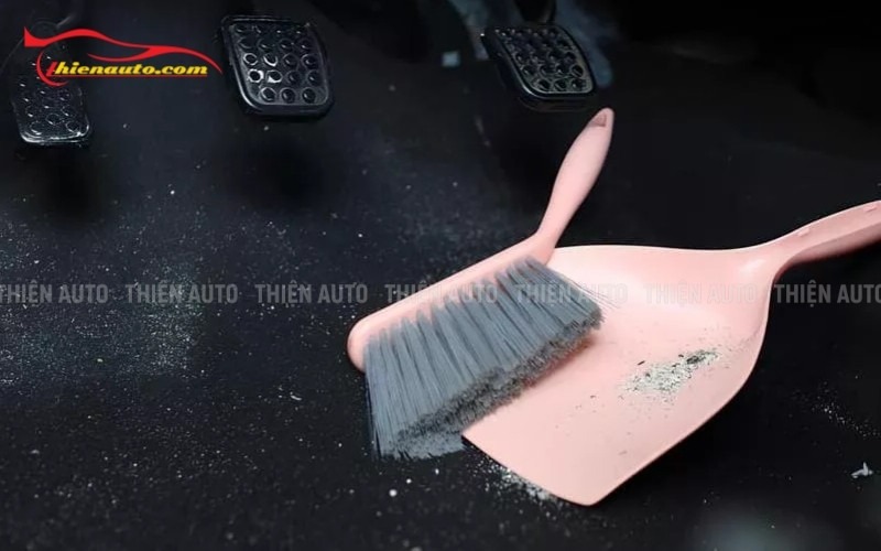 Nên vệ sinh sàn nỉ ô tô mỗi tháng 1 lần