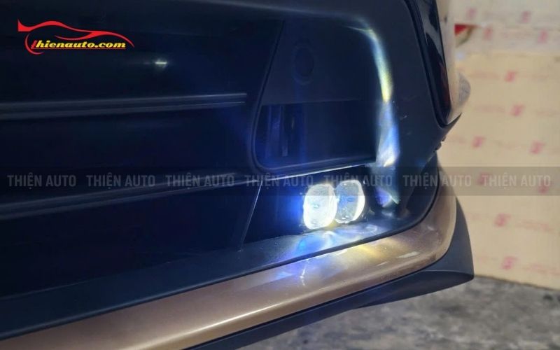 Hình ảnh đèn gầm dạng rời Extra 2 Led Extra Lights lắp trên xe