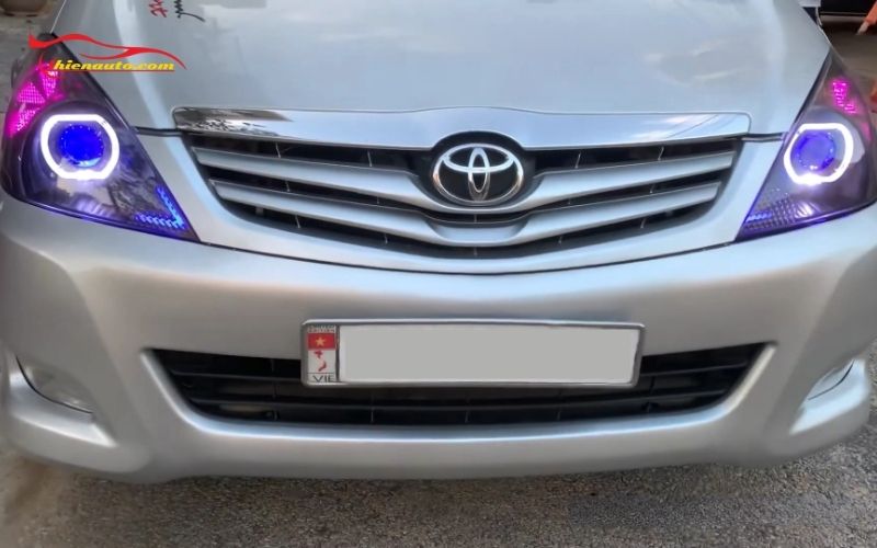 Đèn nguyên bản Toyota Innova là bóng Halogen ánh sáng vàng, chiếu sáng kém