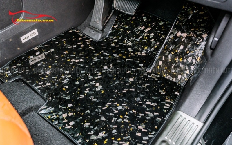 Quy trình lắp thảm lót sàn carbon tại Thiện Auto đúng chuẩn