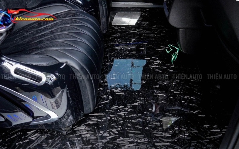 Lắp thảm lót sàn ô tô carbon giúp khoang xe trở nên sang trọng hơn
