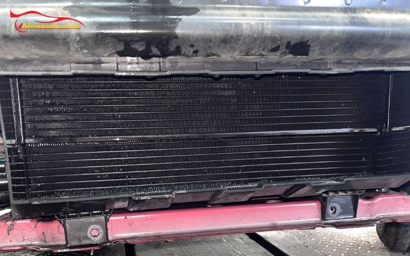 Hình ảnh thực tế vệ sinh dàn nóng VF5 tại Thiện Auto
