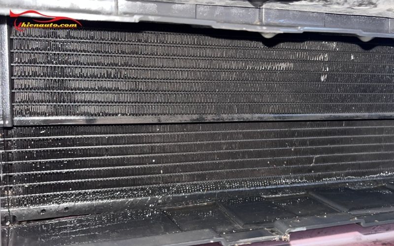 Hình ảnh thực tế vệ sinh dàn nóng VF5 tại Thiện Auto