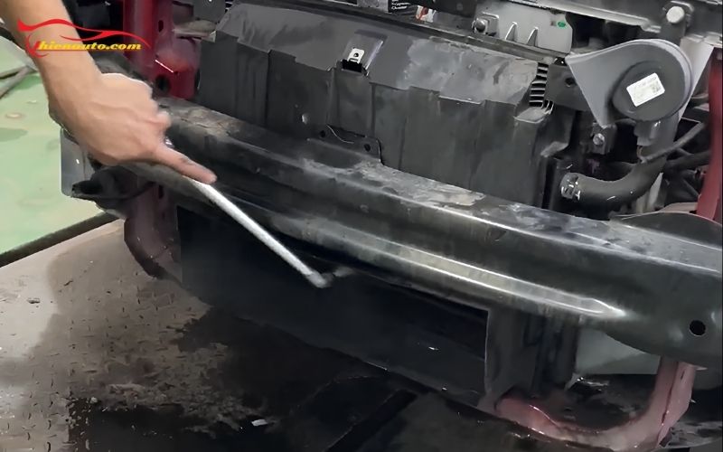 Hình ảnh thực tế vệ sinh dàn nóng VF5 tại Thiện Auto