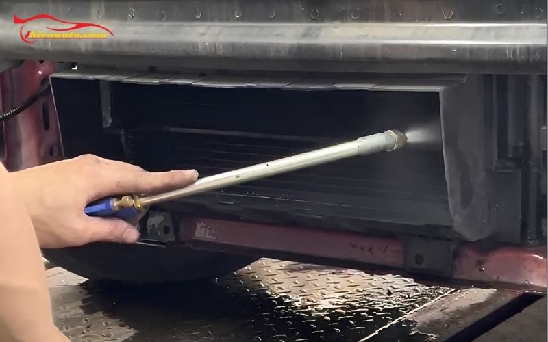 Hình ảnh thực tế vệ sinh dàn nóng VF5 tại Thiện Auto