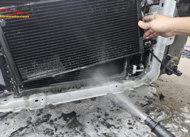 Vệ sinh dàn nóng két nước Vinfast VF3 đơn giản