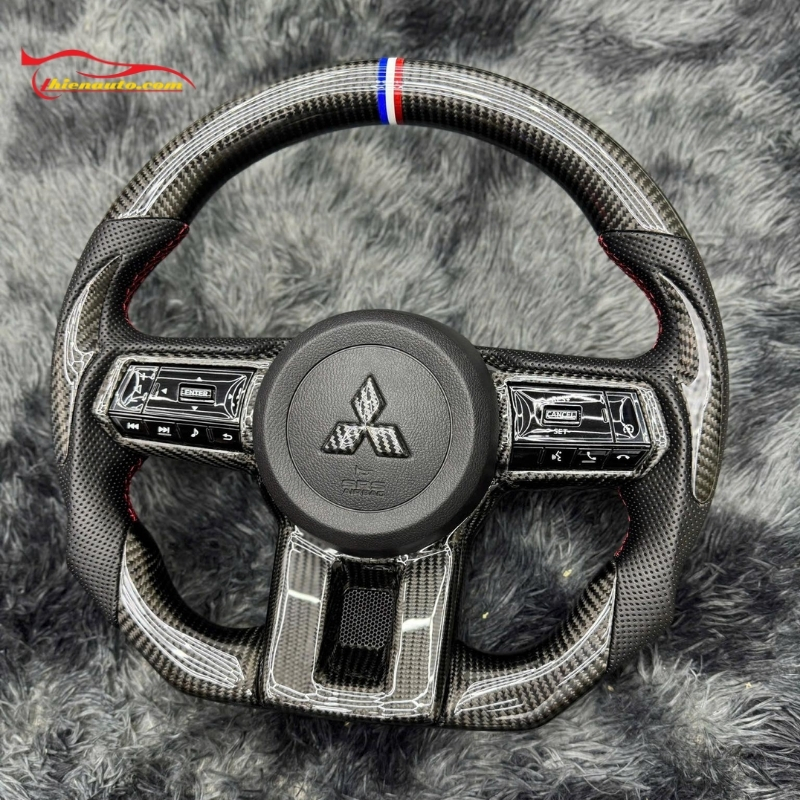 Mẫu vô lăng carbon Xpander được ưa chuộng với thiết kế độ D-Cut độc đáo