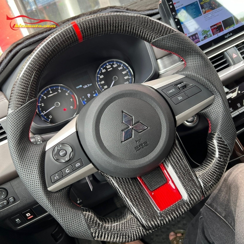 Giá tham khảo cho bọc vô lăng carbon Xpander khoảng từ 5.000.000 đồng