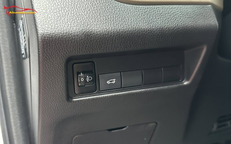 Mitsubishi Destinator độ gì? Gợi ý các hạng mục nên độ bản Premium Độ cốp điện Mitsubishi Destinator có nút bấm trong khoang lái