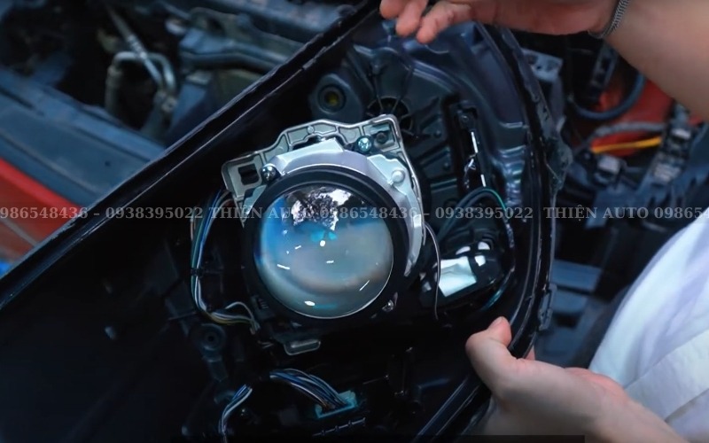 Độ đèn Kia Morning Độ đèn Kia Morning giúp khắc phục hạn chế đèn nguyên bản được trang bị bi cầu kết hợp bóng Halogen