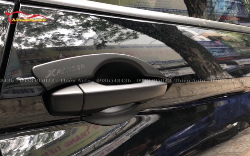 Thiện Auto lắp đặt ốp hõm tay nắm cửa Mitsubishi Xpander nhám đen sang trọng