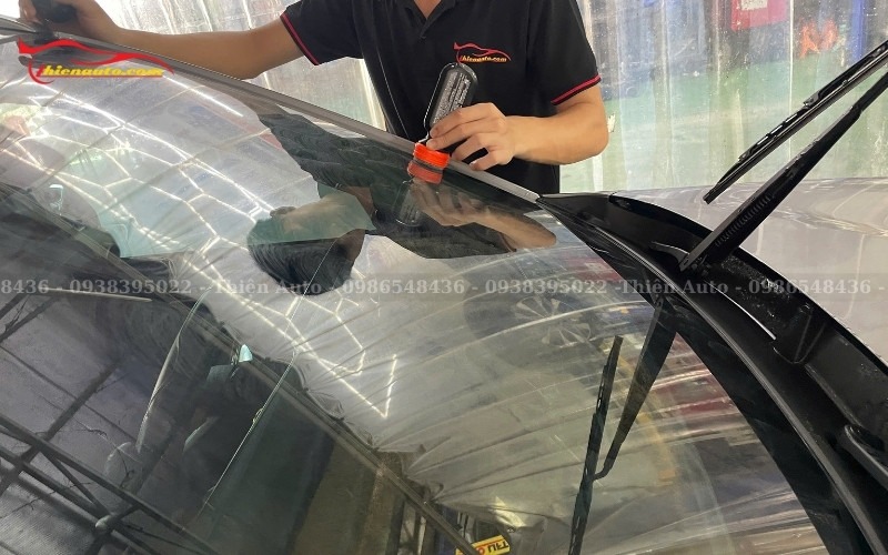Nên tẩy ố kính lái Xpander định kỳ để giữ kính lái luôn mới
