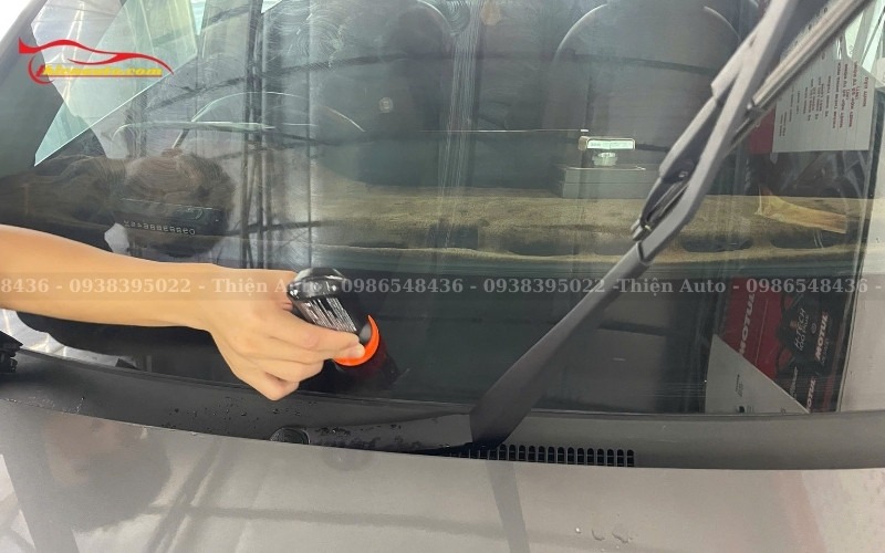 Tẩy ố kính lái Mitsubishi Xpander được thực hiện bằng dung dịch chuyên dụng và khăn microfiber chất lượng