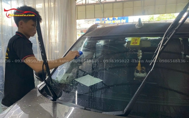 Giá tẩy ố kính lái Xpander ưu đãi liên hệ với Thiện Auto