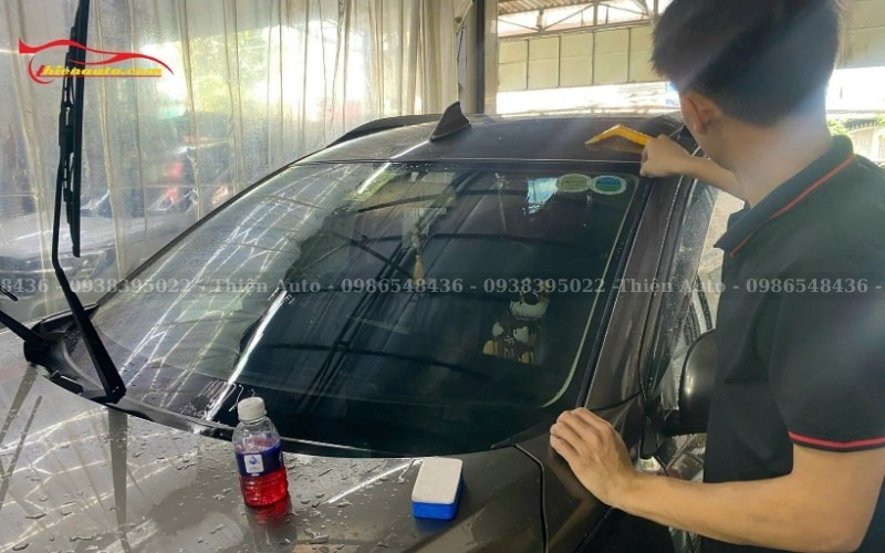 Kỹ thuật viên tẩy ố kính lái Mitsubishi Xpander chuyên nghiệp qua 6 bước cơ bản