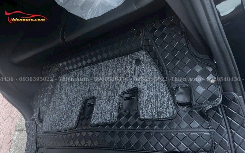 Khoang sau nội thất được trang bị thảm sàn 360 Xpander tràn viền bậc cửa