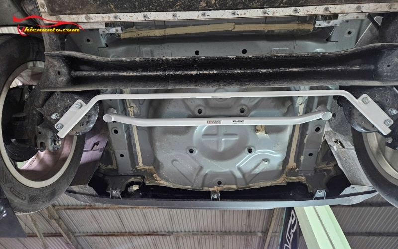 Lắp thanh giằng giảm chấn VF5 thương hiệu Ultra Racing