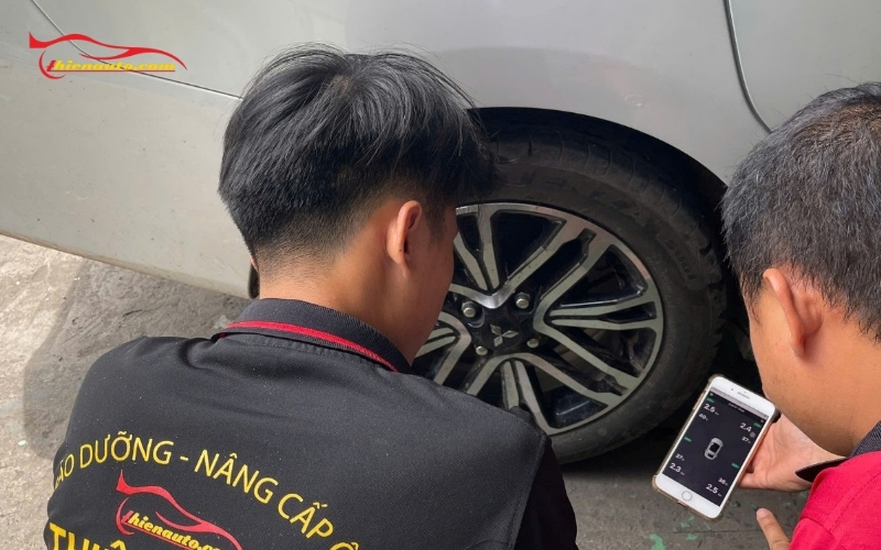 Cảm biến áp suất lốp kết nối điện thoại