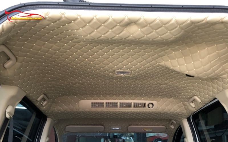 Khi bọc trần 6D ô tô tại Thiện Auto, khách hàng được tư vấn kỹ về chọn mẫu, màu và kiểu dáng