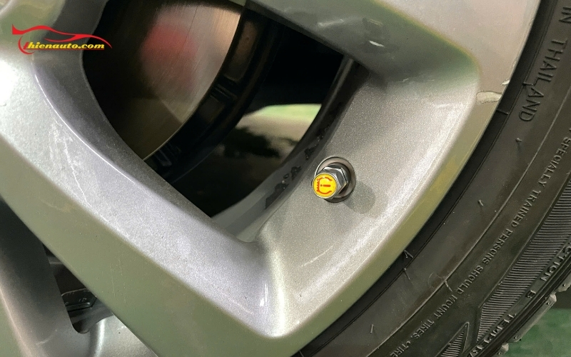 Cách lắp cảm biến áp suất lốp van trong chi tiết