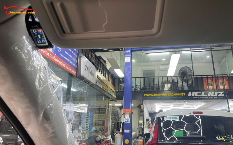 Cảm biến áp suất lốp dán kính lái là thiết bị giúp lái xe quan sát thông số từng lốp xe trực tiếp trên màn kính lái