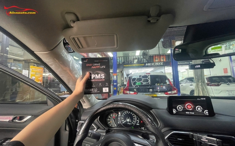 Cảm biến áp suất lốp dán kính lái giúp tài xế theo dõi mà không cần rời mắt khỏi đường