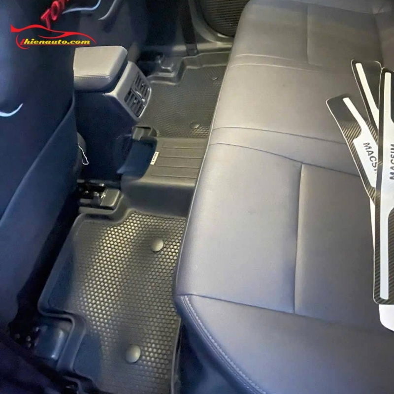 Thảm lót sàn ô tô bằng nhựa Macsim có cấu tạo chống trượt