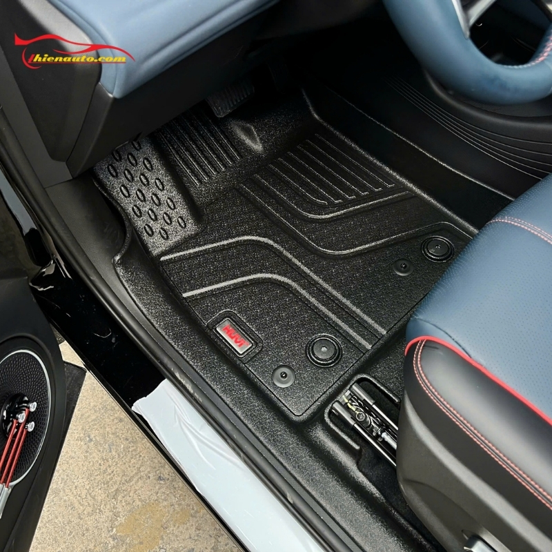 Thảm lót sàn ô tô bằng nhựa đúc tràn viền chống nước vượt trội, có chốt bấm tránh xê dichj