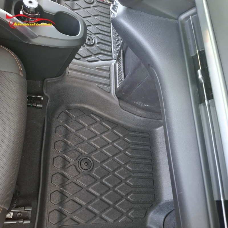 Thảm nhựa lót sàn ô tô Macsim được lắp đặt nhanh chóng tại Thiện Auto