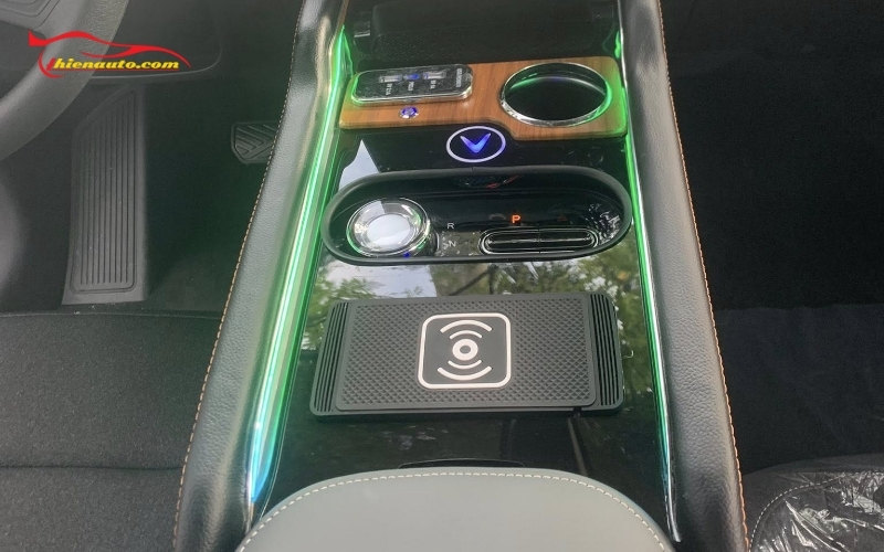 Độ bệ tỳ tay/yên ngựa Vinfast Limo Green sạc không dây tại Thiện Auto