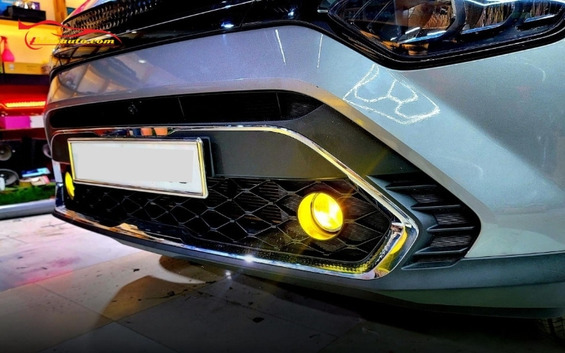 Độ đèn Kia Carens tại Thiện Auto lắp đặt giắc cắm zin 100%