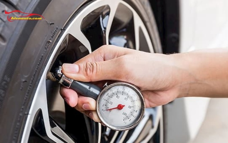 Tham khảo bảng áp suất lốp xe ô tô và các kiểm tra áp suất chính xác