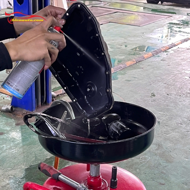 Kỹ thuật viên tại Thiện Auto thực hiện xả đáy và vệ sinh cacte