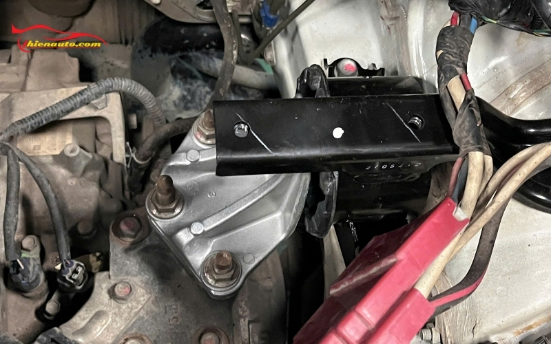 Thay thế cao su cân bằng trái Xpander cho Mitsubishi Xpander