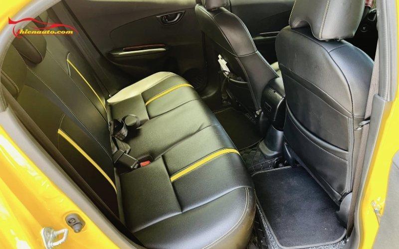 Chủ xe lựa chọn bọc ghế da Brio phối màu cùng với màu xe