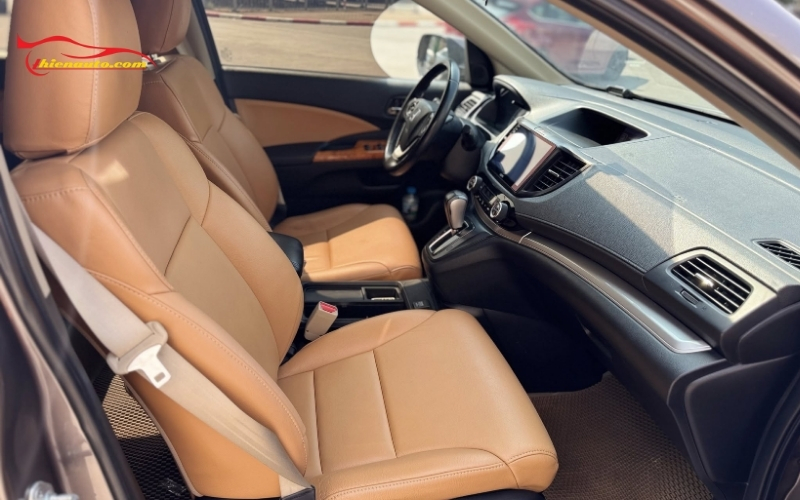 Khách hàng tại Thiện Auto chọn bọc tapi cửa đồng bộ màu nội thất