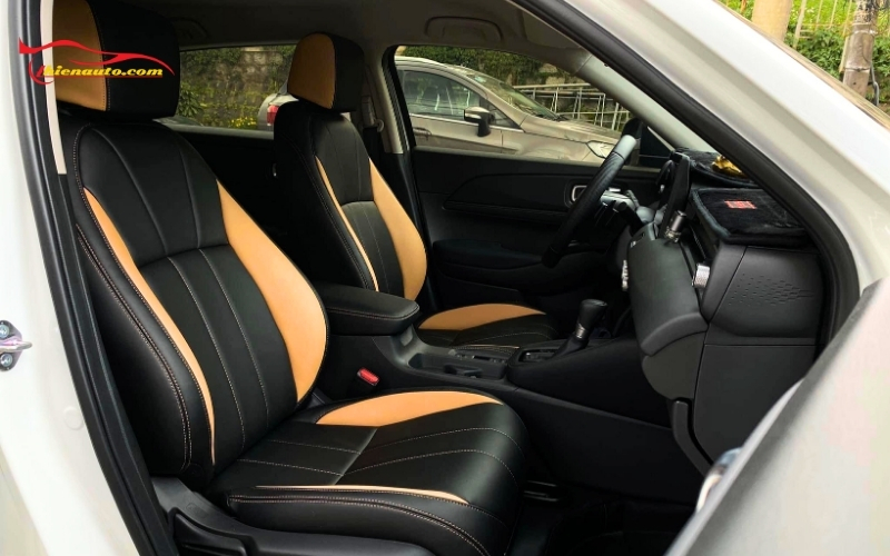 Tại Thiện Auto, kỹ thuật viên đo cắt và may trực tiếp tại gara không qua trung gian