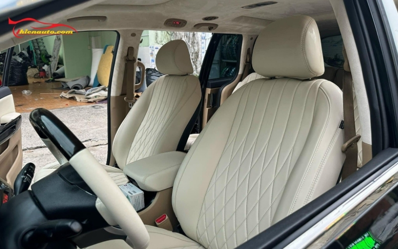 So với áo nỉ zin nguyên bản, bọc ghế da xe Carnival có thể lựa chọn thiết kế, màu sắc và thêu tên theo yêu cầu