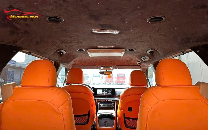 Ngoài bọc ghế da Kia Carnival, chủ xe còn quyết định bọc trần ô tô da lộn đồng bộ cho xe