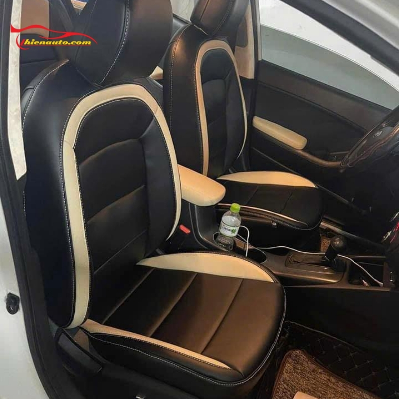 Chủ xe lựa chọn phối bọc ghế da Cerato màu đen - trắng đơn giản sang trọng