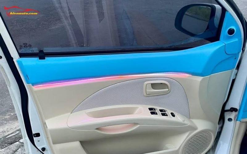 Tại Thiện Auto khi khách bọc ghế da Kia Morning có thể thêm dịch vụ bọc tapi cửa đồng bộ với màu nội thất xe 