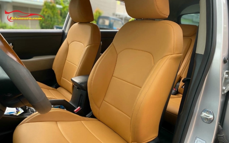 So với ghế nỉ zin, bọc ghế da Kia Rondo có độ bền cao, khả năng chống bám bẩn tốt và thoáng khí