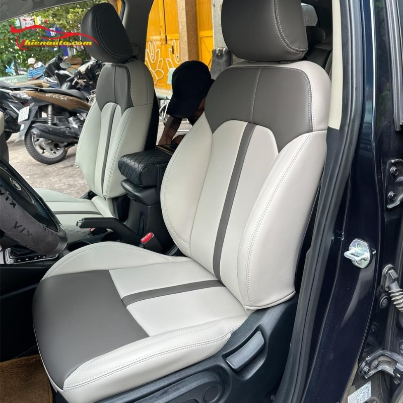 Chủ xe chọn phối màu bọc ghế da Kia Rondo hai màu đơn giản nhưng đầy tinh tế và sang trọng