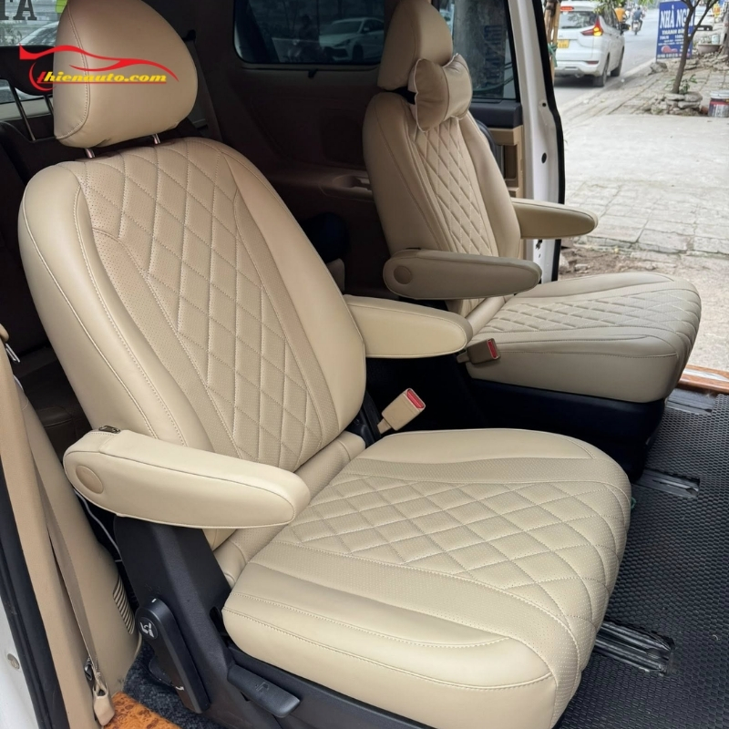 Khi bọc ghế da Kia Sedona tại Thiện Auto, khách hàng được tư vấn chi tiết kiểu mẫu và báo giá chi tiết