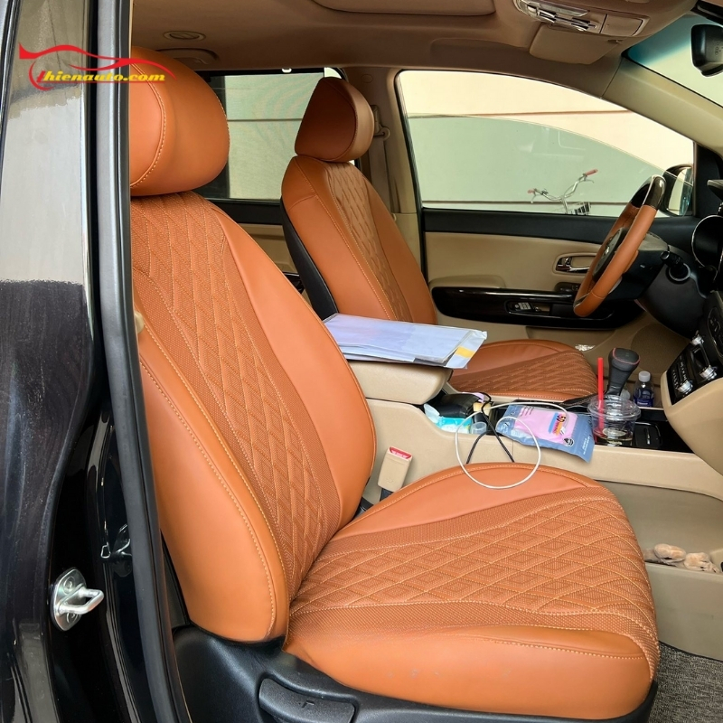 Chủ xe có thể lựa chọn màu sắc, kiểu mẫu và thêu tên theo yêu cầu khi bọc ghế da Sedona