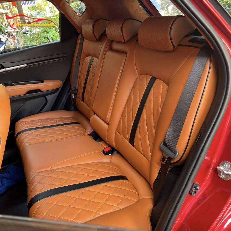 Ngoài bọc da cho ghế ô tô, chủ xe còn quyết định bọc tapi cửa đồng bộ màu nội thất