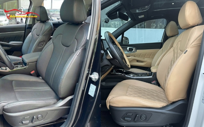 So sánh áo nỉ zin (bên trái) và da bọc ghế xe ô tô KIA Sorento (bên phải)